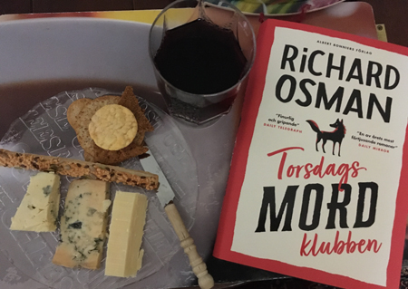 Ostassiett vin och boken Torsdagsmordklubben