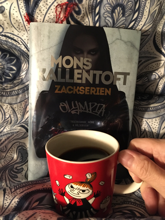 Boken Olympia o kaffe på sängen med lilla Mymugg