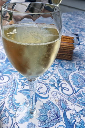 Bubbel och salta pinnar till fördrink