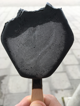 Salmiakglass utanför Tokerian