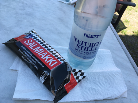 Lakritsglass och vatten