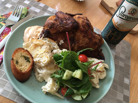 Grillad kycklinghalva vitlöksbröd potatisgratäng sallad öl