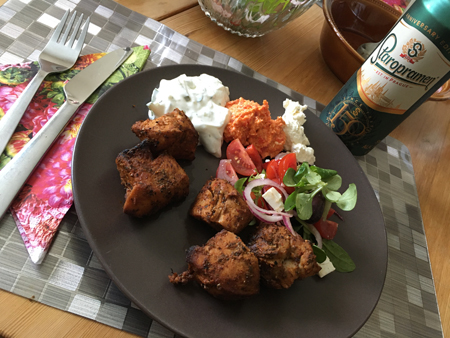 Kolgrillad kyckling med tre dipper sallad och öl