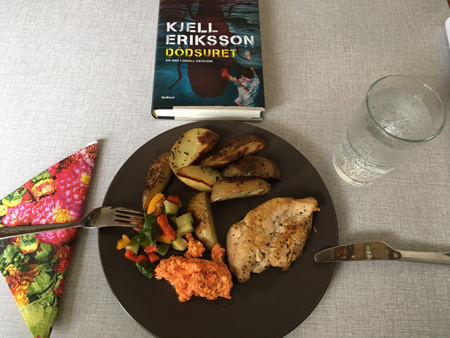 Rester kycklingfilé klyftpotatis röra grönsaker och boken Dödsuret