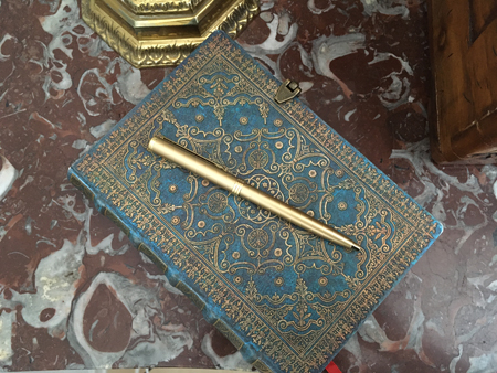 Skrivbok med Sherlock Holmespenna i guld