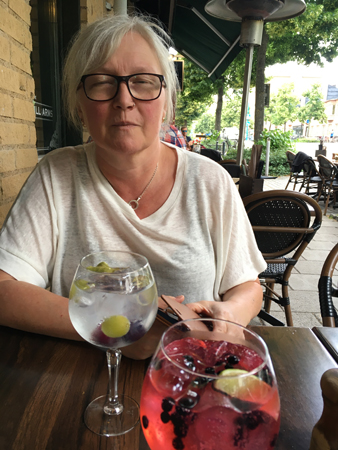 Anna blundar och ska dricka GT