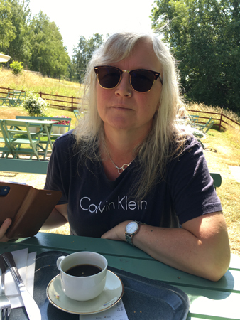 Anna fikar på Övralid