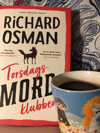 Boken Torsdagsmordklubben och kaffe på sängen