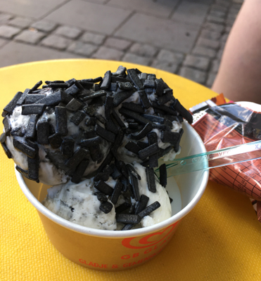 Glass med lakritsströssel