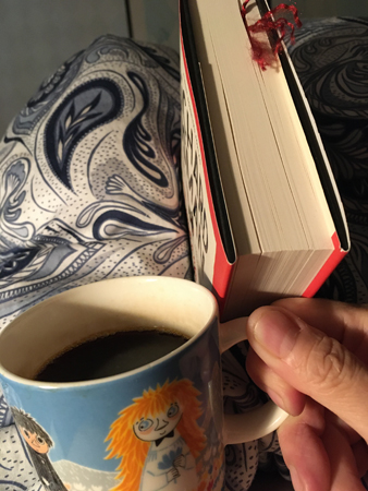 Läsning och kaffe på sängen