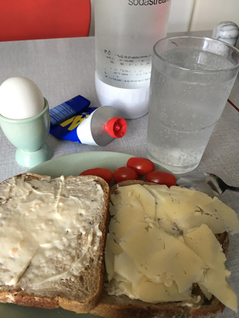 Två mackor ett ägg vatten småtomater