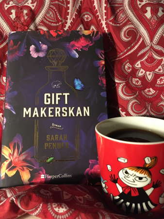 Boken Giftmakerskan och kaffe på sängen i lilla Mymugg