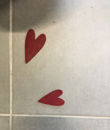 Två röda hjärtan på golvet Fullerö handel