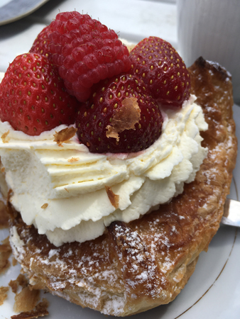 Wienerbröd med grädde och bär i Väderstad