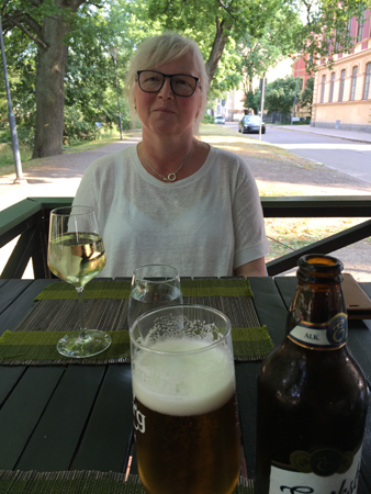 Anna med ett glas vitt vin på GinnDee