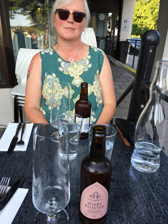 Anna med öl på Sjöglimten