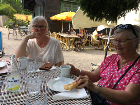 Anna och hennes mamma fikar i Gamlis