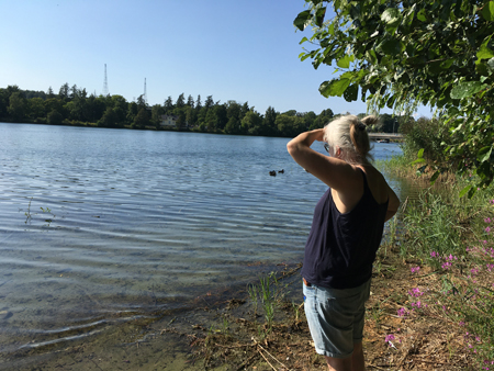 Anna spejar ut över vattnet nedanför Charlottenborgs slott