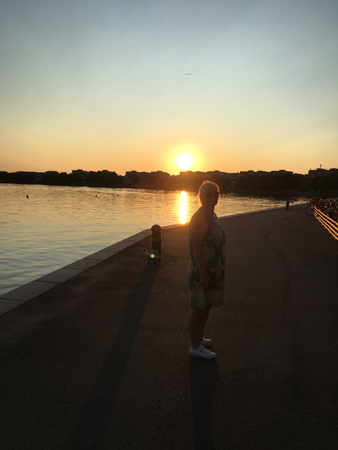 Anna i solnedgång vid Vätterpromenaden