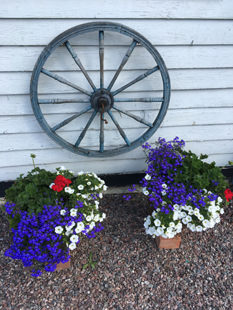 Blomsterprakt och spinnrockshjul vid Slottet