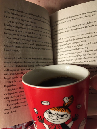 Bokuppslag och lilla Mymugg med kaffe