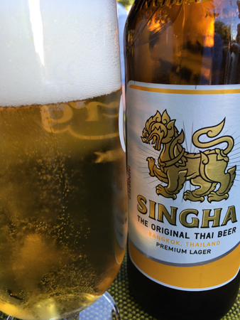 En stor Singha på Ginn Dee