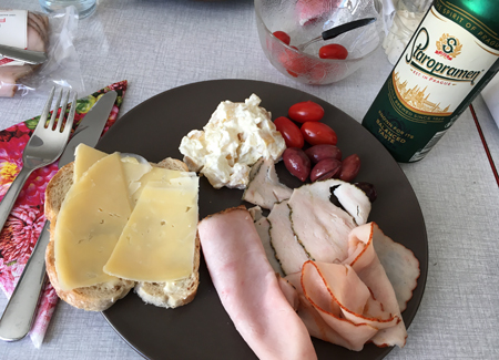 Kallskuret med mimosasallad tomater oliver från Lännabruk