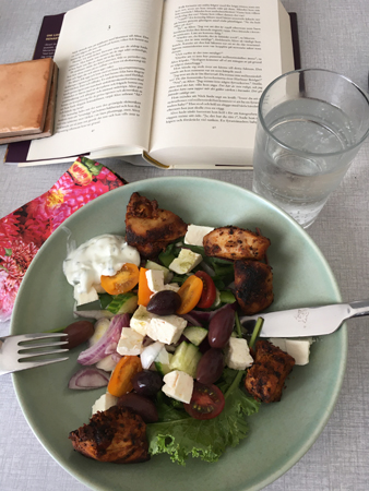 Kolgrillad kyckling sallad vatten och bok
