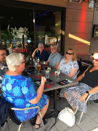 Middag med fr v Antti Inna Anna Anders Maria och Mia