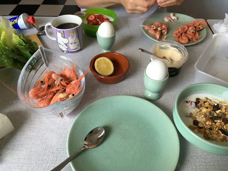 Räkmackor och fil med bär och müsli till frukost