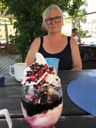 Anna vid andra glasspausen söndag