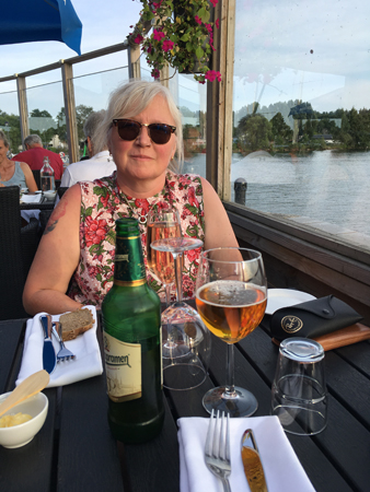 Anna med prosecco ölen är min Rönnderdahls