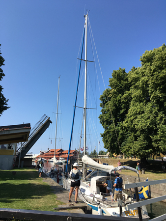 Båt vid broöppning i centrala Motala