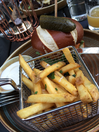 Halloumiburgare och pommes på Berggrens öltapp