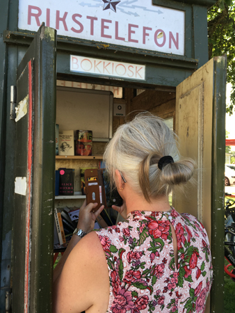 Anna besöker en rikstelefonkiosk omgjord till bokkiosk i Vadstena