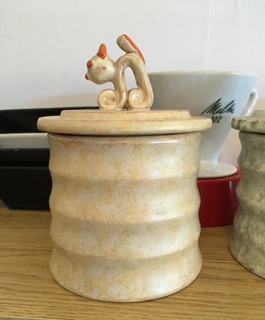 Burk med katt på locket