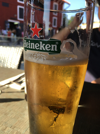 En öl på Hamnkrogen