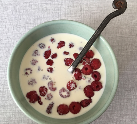 Hallon och smultron med mjölk och grädde