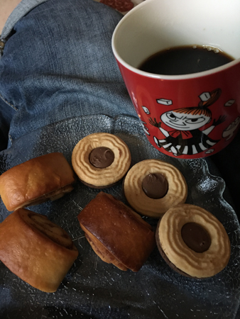 Kvällsfika med gifflar och Ballerinakex, kaffe i en röd lilla My-mugg