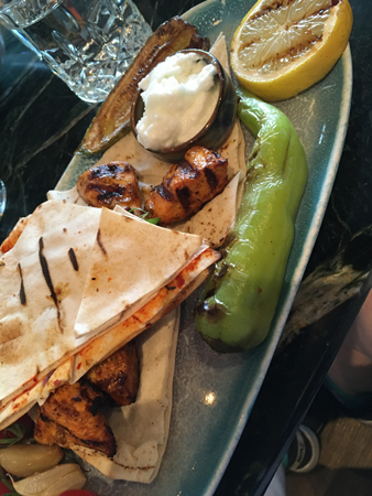 Kyckling med bröd grönsaker och dip Byblos