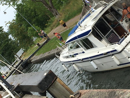 Båtar som ska slussa i Borenshult