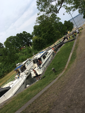 Båtar i en sluss i Borenshult
