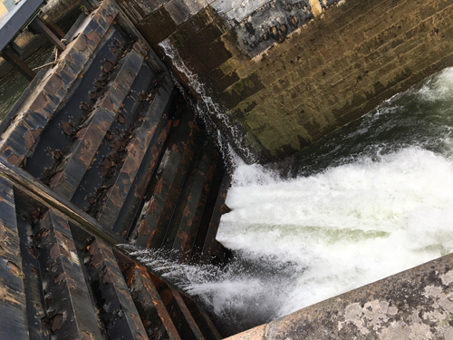 Vatten fylls på i en sluss i Borenshult