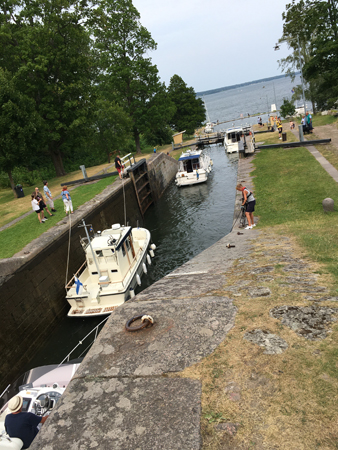 Båtar på väg ut ur sluss i Borenshult