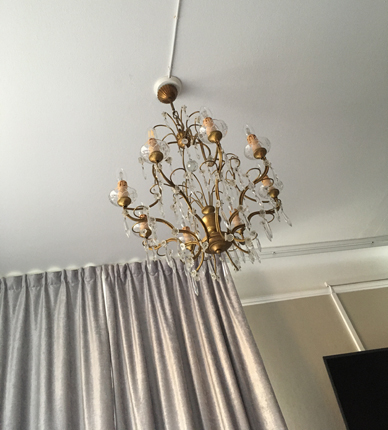 En av ljuskronorna på hotellrummet
