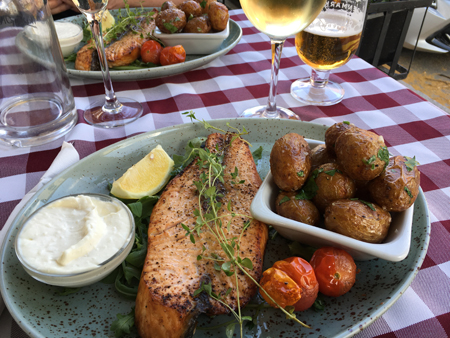 Lax med potatis och aioli hos Alex