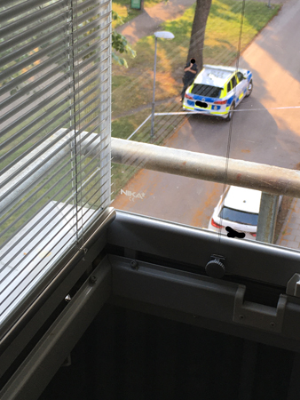 Polis vid polisbil utanför