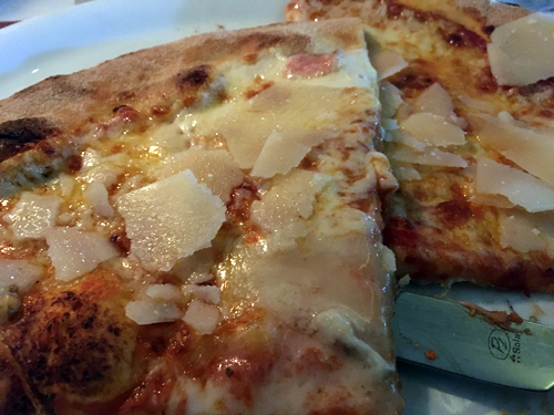 En halv pizza quattro formaggi Trattoria Alessandro