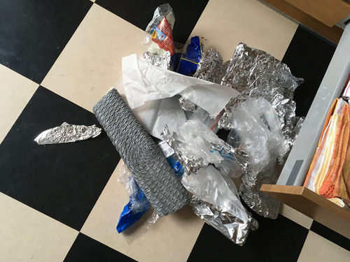 Folie smörgåspapper plastpåsar duk på köksgolvet