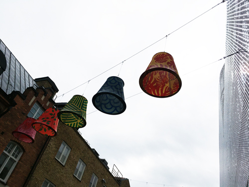 Lampskärmar mellan Åhléns och Forumgallerian